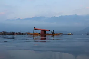 Srinagar Sojourn: Lakes, Gardens & Peaks