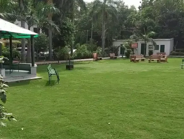 Stroll around at Nehru Park