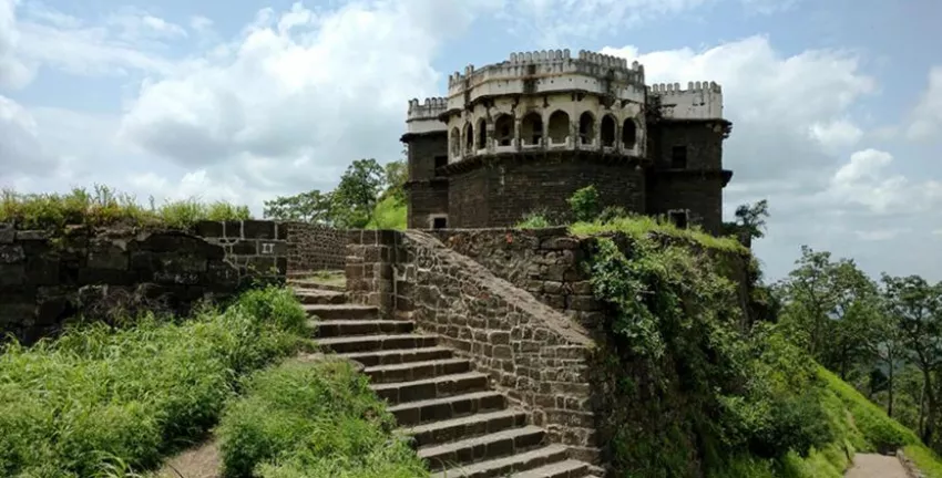 Climb atop to the Daulatabad Fort