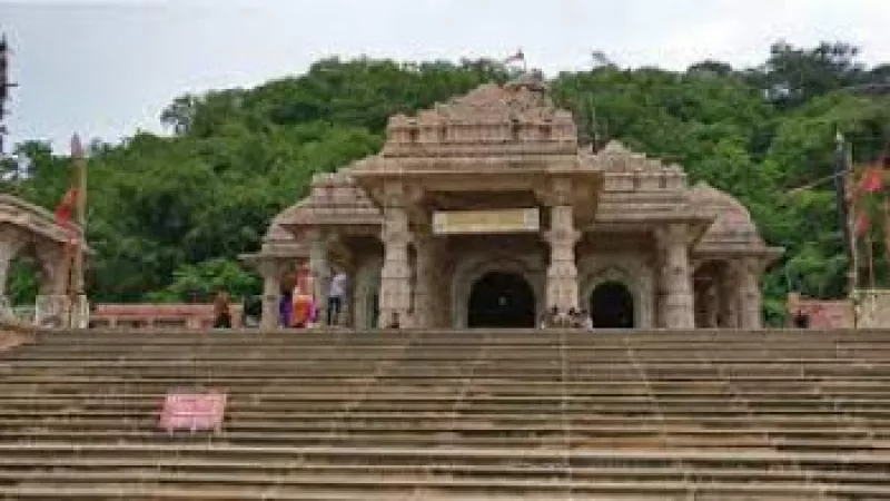 Wander around the Bambleshwari Temple