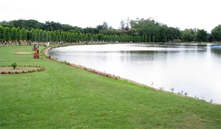 Stroll around the Kumaramangalam Park