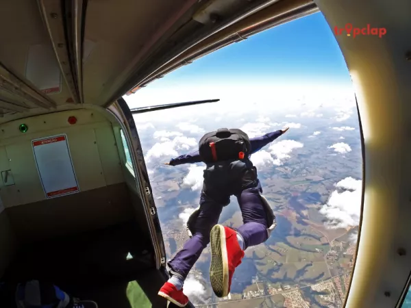 Skydiving in Dhana