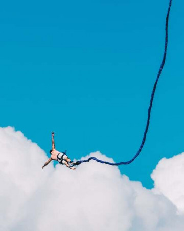 9. BUNGEE JUMPING